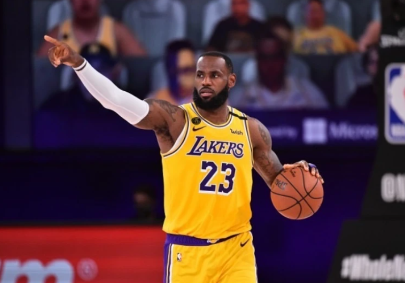  三球鲍尔脚踝重伤，黄蜂季后赛前景堪忧  