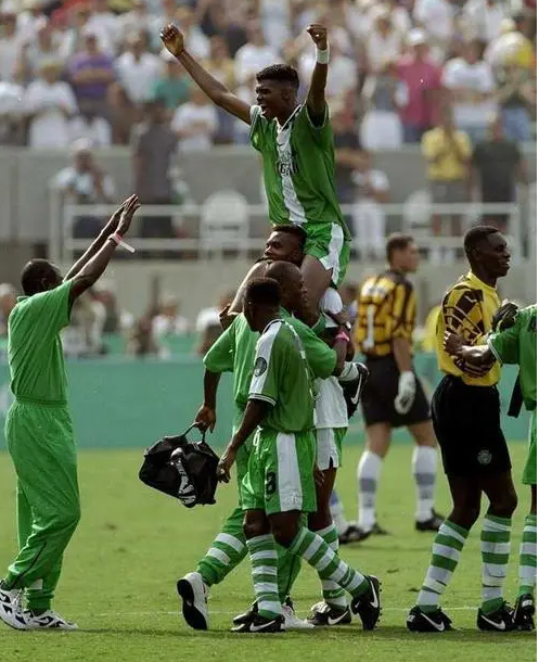  德甲赛场争议判罚引发舆论风暴  